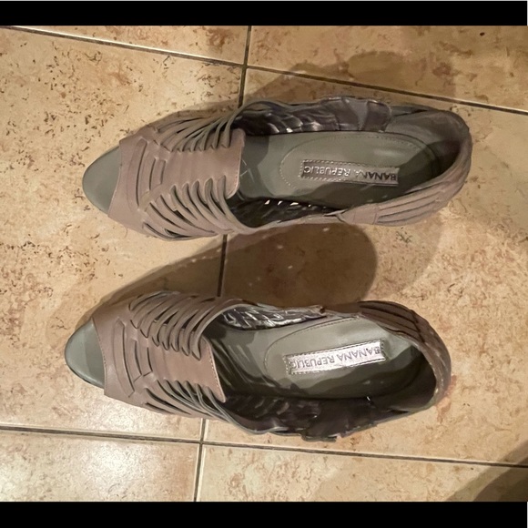 Banana Republic open toe heels - Picture 3 of 8